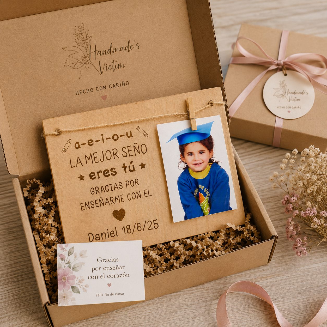 Placa de Madera Personalizada “La Mejor Seño eres Tú” – Regalo para Profesores con Foto y Soporte (15x21 cm)