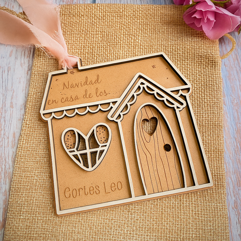 Casita de Navidad Personalizada en Madera – Adorno Familiar con Nombre – Hecha en España