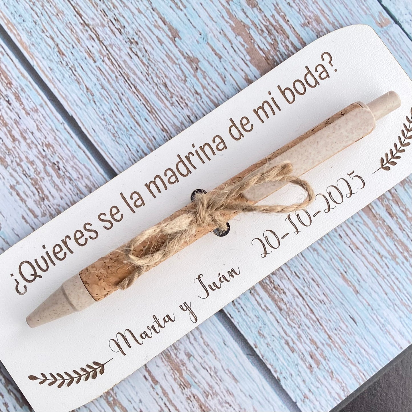 Bolígrafo ecológico con tarjeta de madera personalizable – Detalle emotivo y sostenible para tu boda