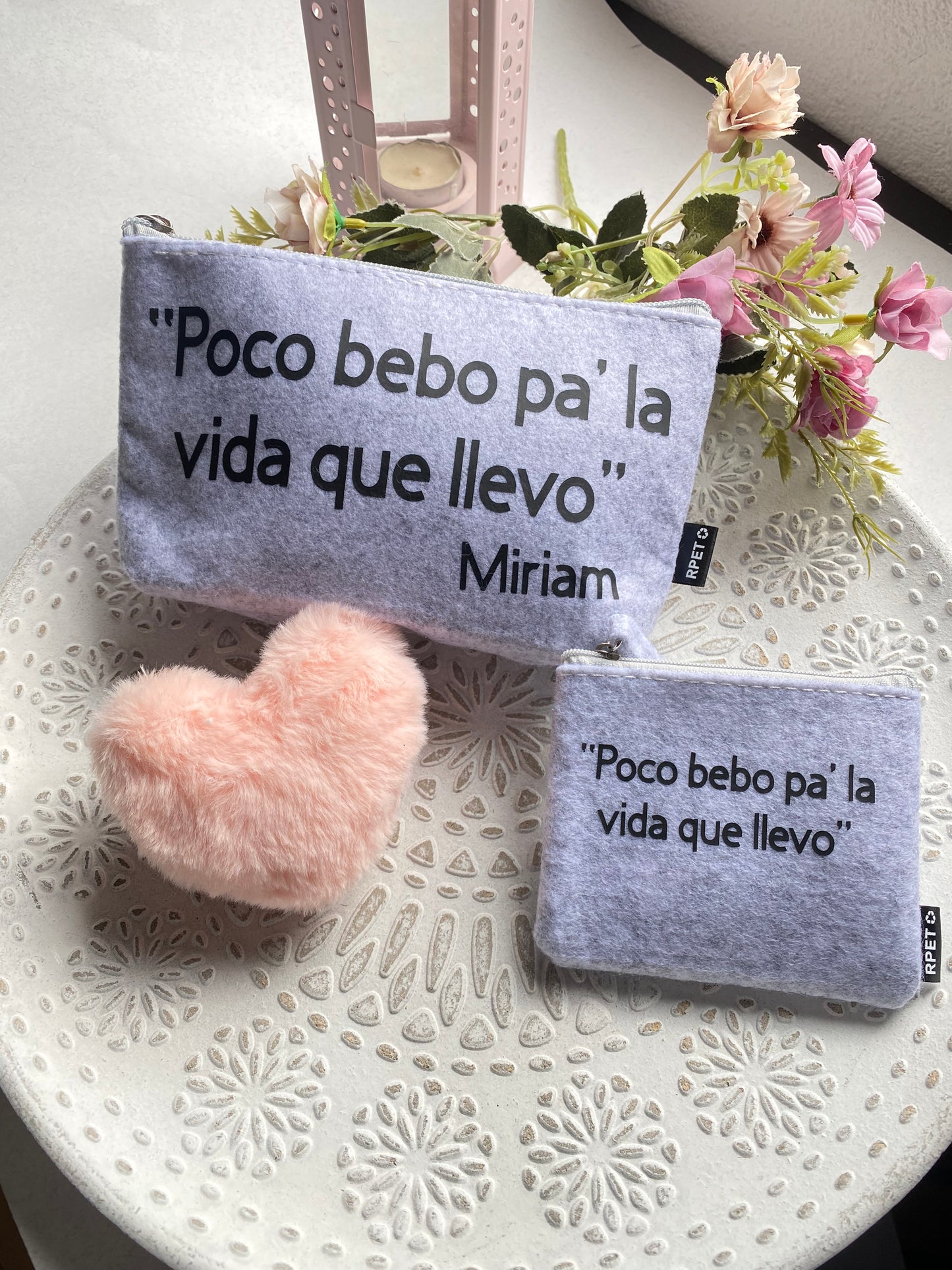 NECESER DE FIELTRO RECICLADO CON FRASE «ME TENÉIS HASTA EL COÑO» PERSONALIZADO CON TU NOMBRE