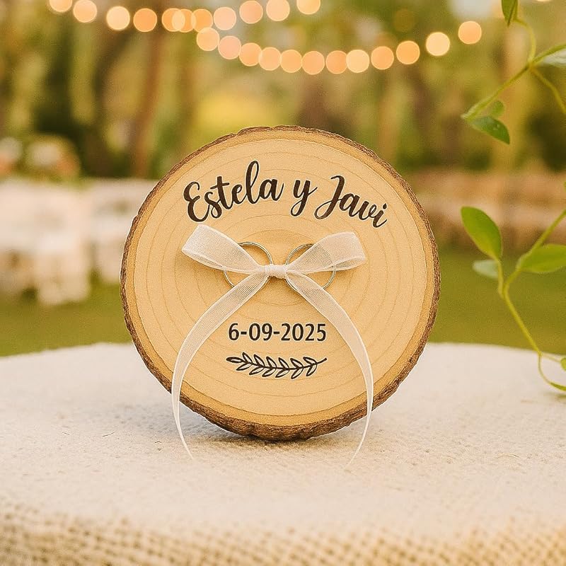Colección de regalos personalizados para bodas de Handmade’s Victim con portalianzas de madera, detalles para novios, testigos, padrinos, damas de honor, gemelos personalizados y recuerdos únicos para un día inolvidable.