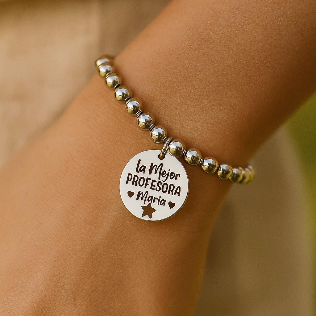 Pulsera personalizada “La mejor profesora” con nombre grabado y tarjeta para dedicatoria – Regalo fin de curso