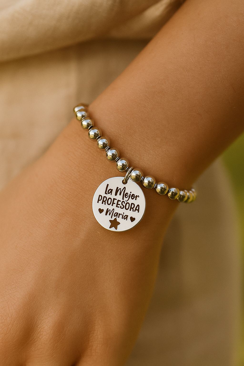 Pulsera personalizada “La mejor profesora” con nombre grabado y tarjeta para dedicatoria – Regalo fin de curso