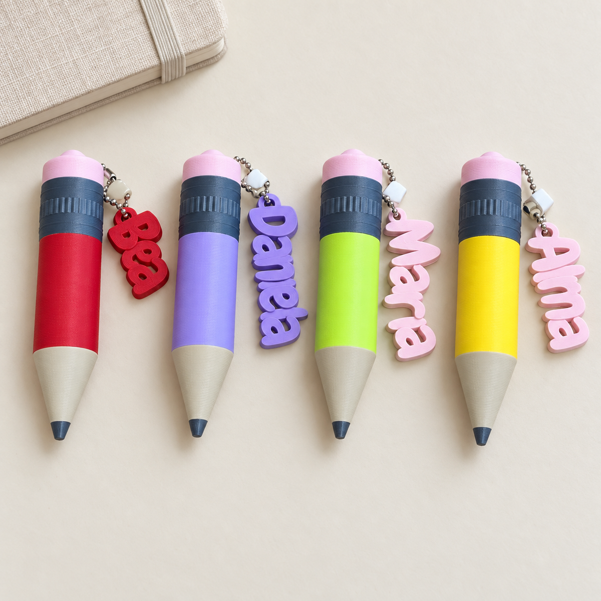 Llaveros personalizados para bálsamo labial en forma de lápiz, en rojo, lila, verde lima y amarillo, con nombres colgantes.