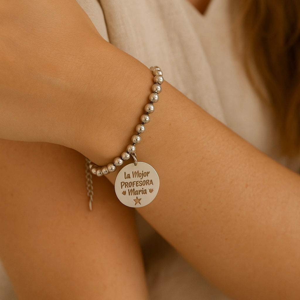 Pulsera personalizada “La mejor profesora” con nombre grabado y tarjeta para dedicatoria – Regalo fin de curso