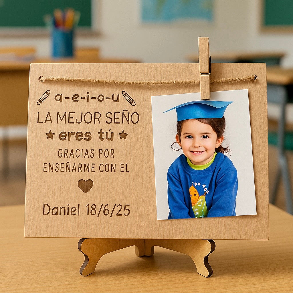 Placa de Madera Personalizada “La Mejor Seño eres Tú” – Regalo para Profesores con Foto y Soporte (15x21 cm)