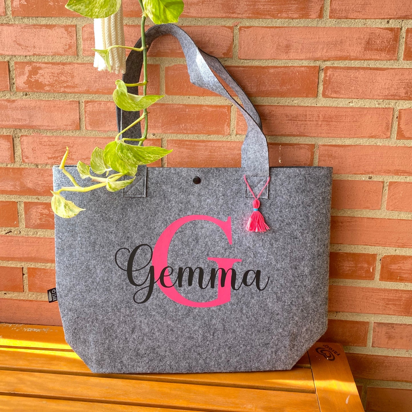 Bolso de fieltro gris personalizado con nombre en vinilo, hecho con materiales reciclados.