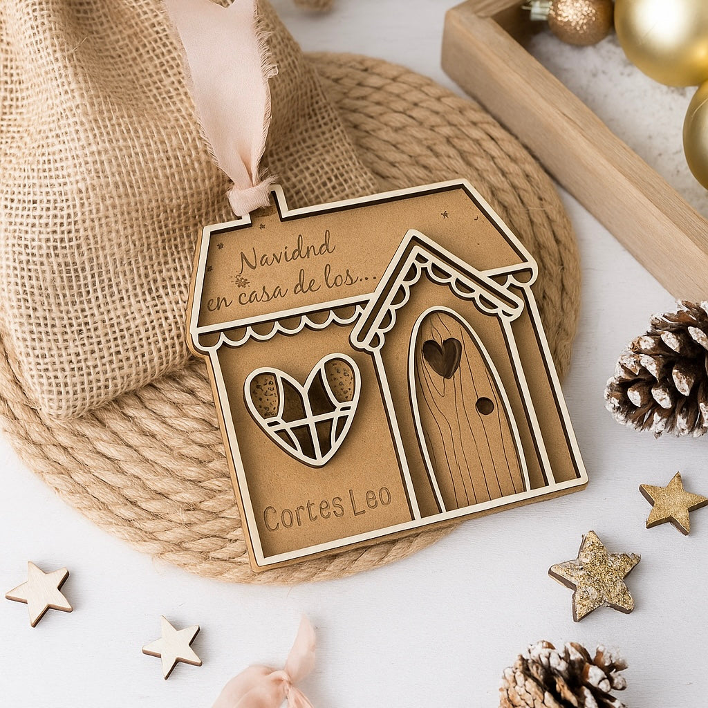 Casita de Navidad Personalizada en Madera – Adorno Familiar con Nombre – Hecha en España