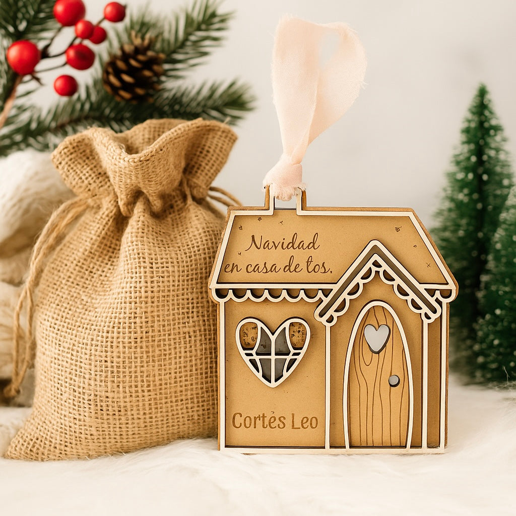 Casita de Navidad Personalizada en Madera – Adorno Familiar con Nombre – Hecha en España