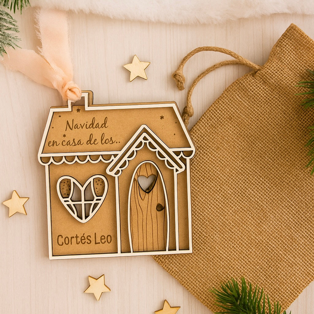 Casita de Navidad Personalizada en Madera – Adorno Familiar con Nombre – Hecha en España
