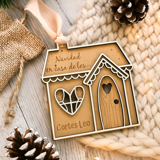 Casita de Navidad Personalizada en Madera – Adorno Familiar con Nombre – Hecha en España