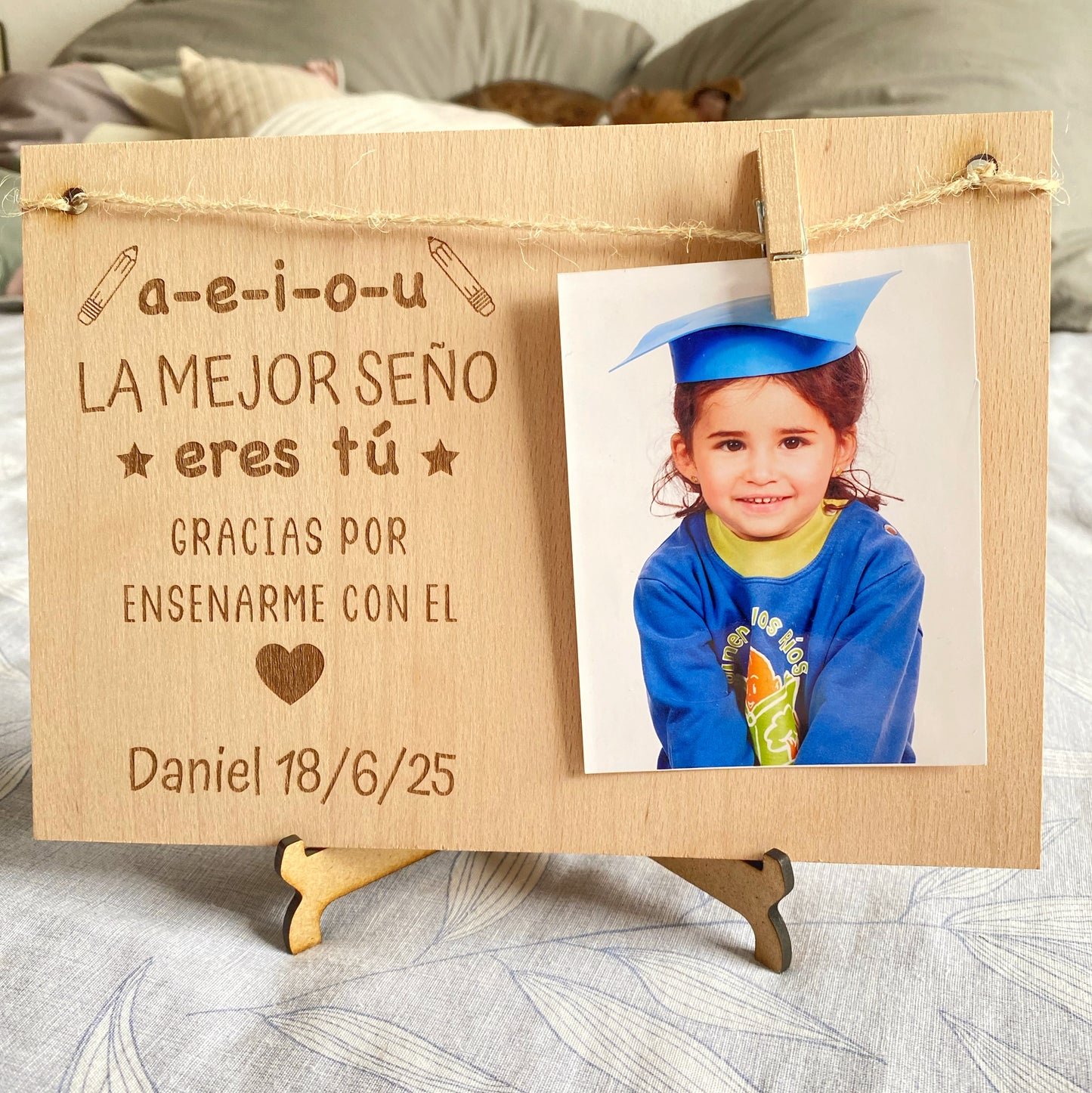 Placa de Madera Personalizada “La Mejor Seño eres Tú” – Regalo para Profesores con Foto y Soporte (15x21 cm)