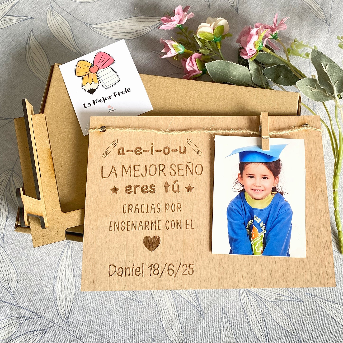 Placa de Madera Personalizada “La Mejor Seño eres Tú” – Regalo para Profesores con Foto y Soporte (15x21 cm)