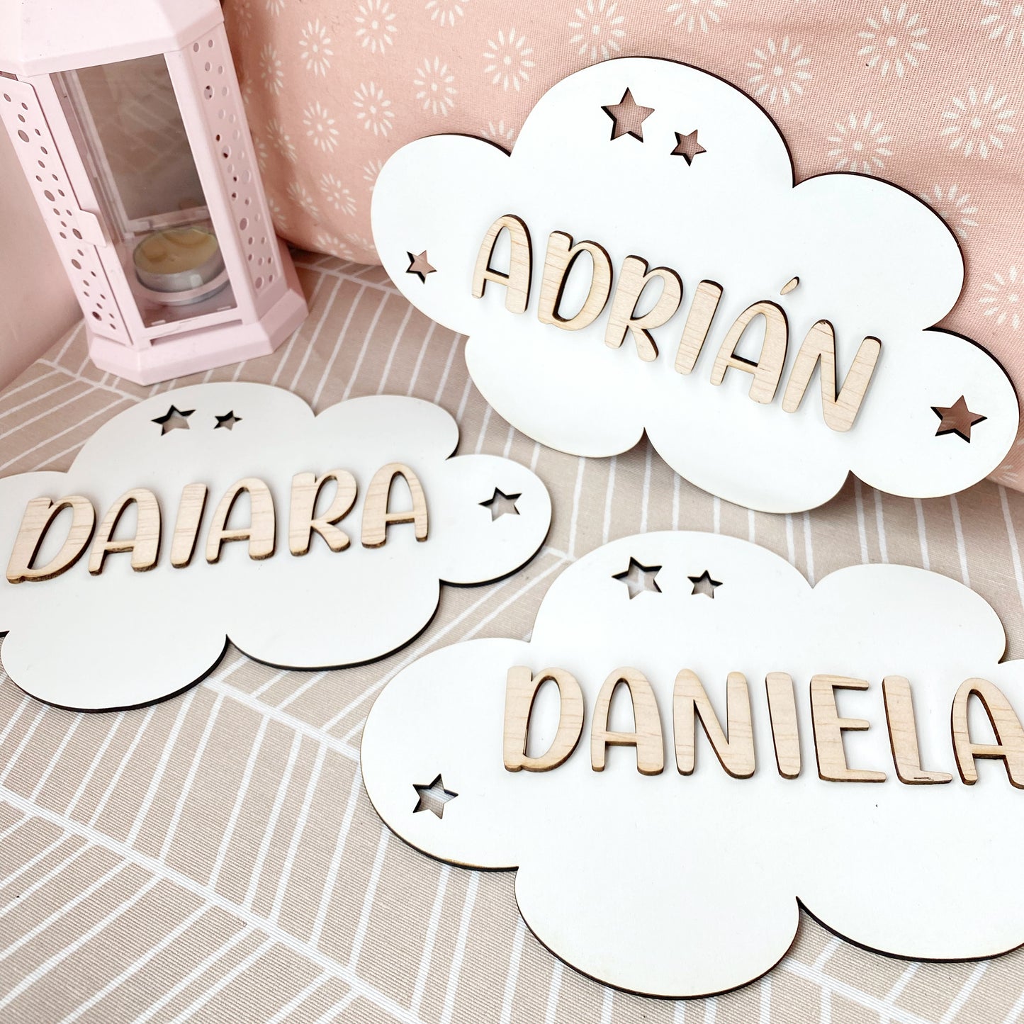 Handmade's Victim Placa decorativa infantil con forma de nube y nombre personalizado, para puerta, cuna o pared.