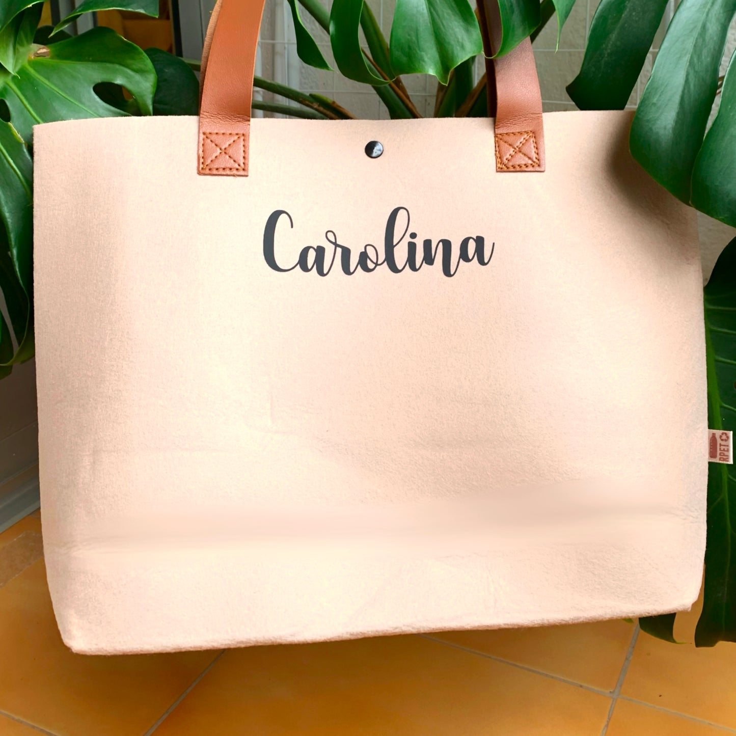 Bolso de fieltro beige personalizado con nombre en vinilo, hecho con materiales reciclados.