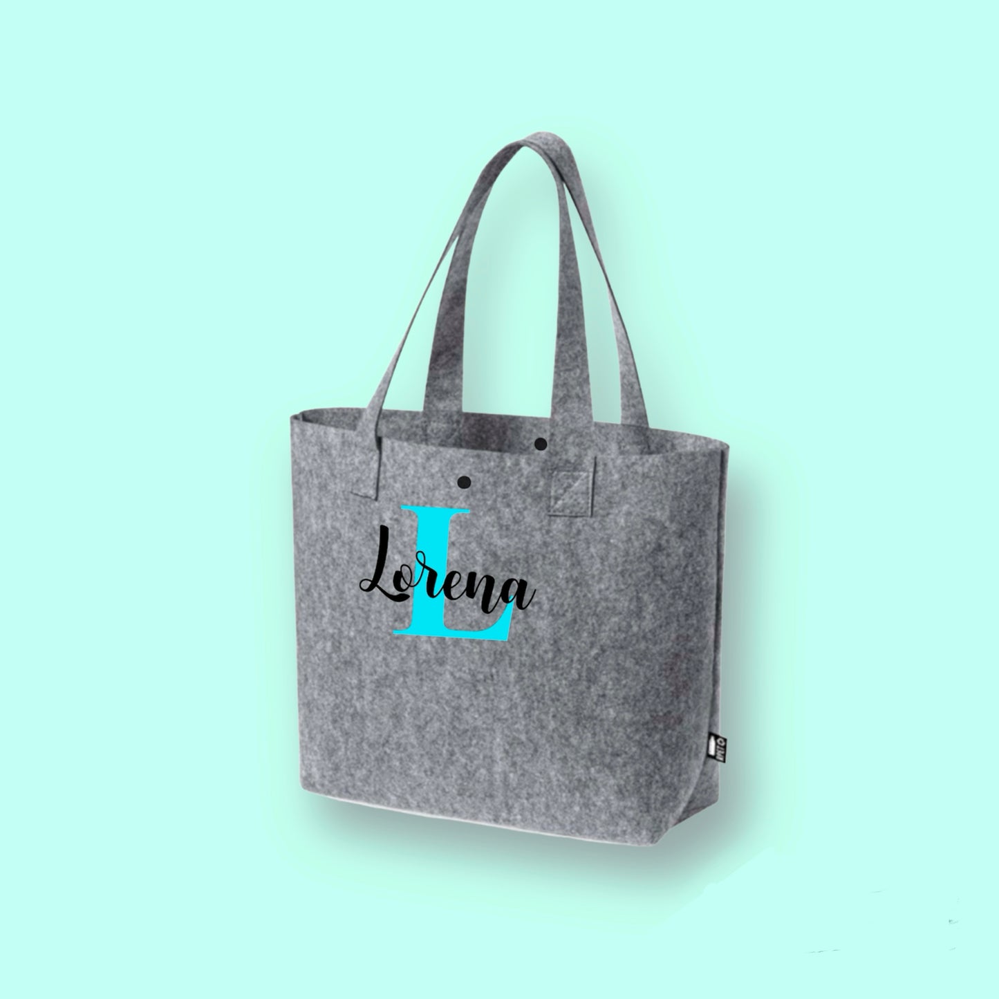 Bolso de fieltro gris personalizado con nombre en vinilo, hecho con materiales reciclados.