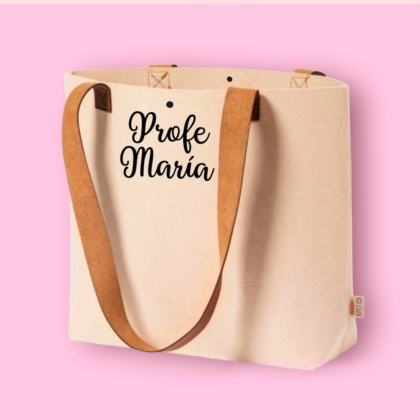 Bolso de fieltro beige personalizado con nombre en vinilo, hecho con materiales reciclados.