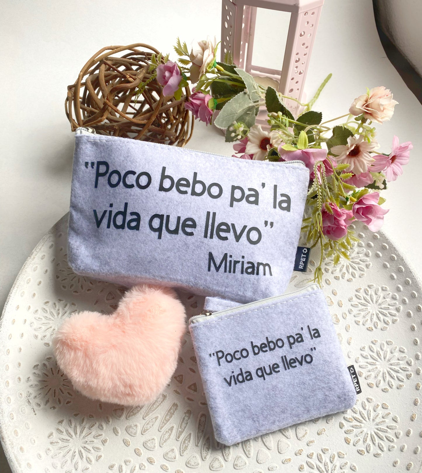 Pack Neceser y Monedero de Fieltro Reciclado Personalizados - Frases Originales y Exclusivas “Me tenéis hasta el coño" “No tengo el chichi pa' farolillos"