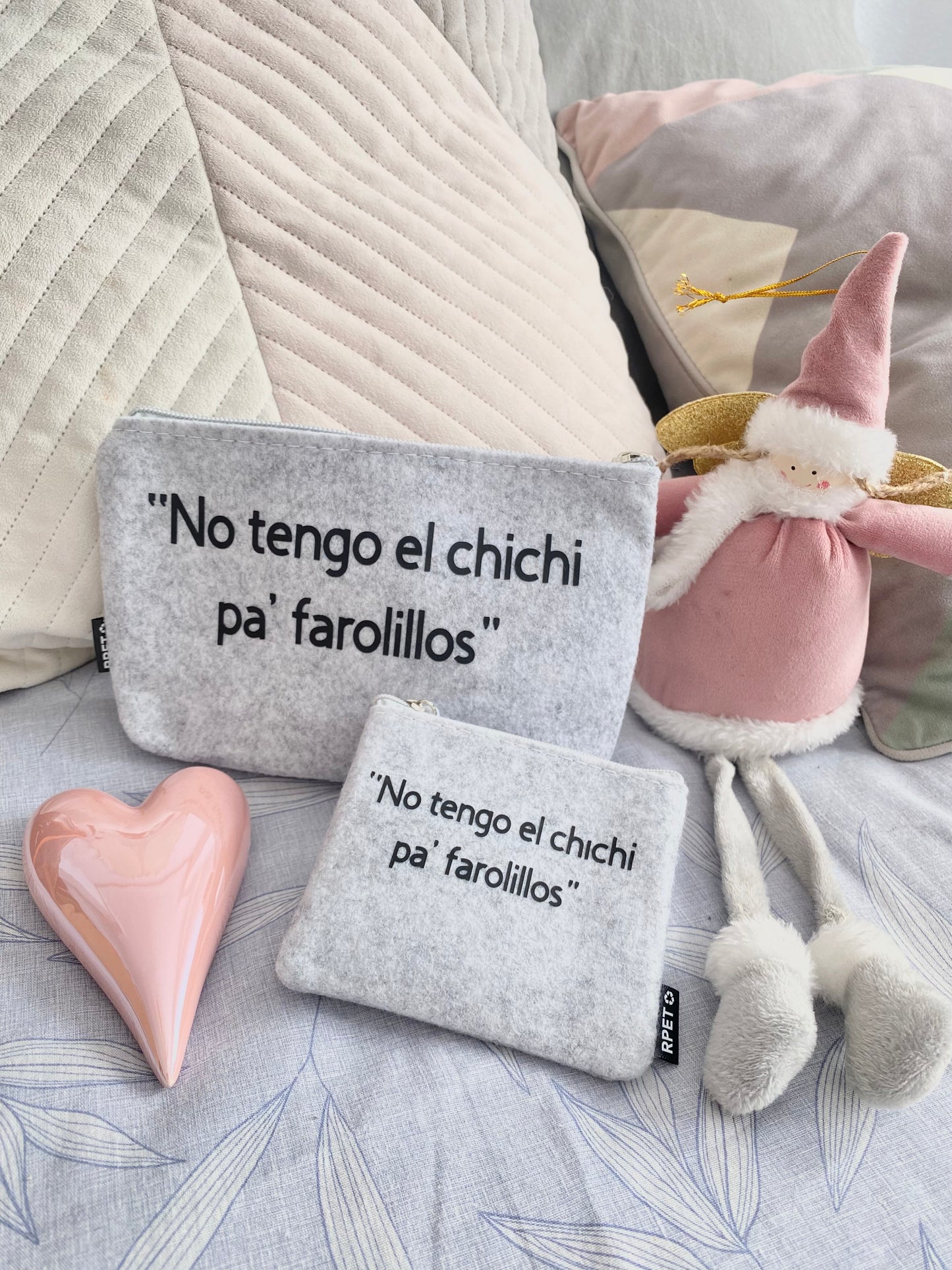 Pack Neceser y Monedero de Fieltro Reciclado Personalizados - Frases Originales y Exclusivas “Me tenéis hasta el coño" “No tengo el chichi pa' farolillos"