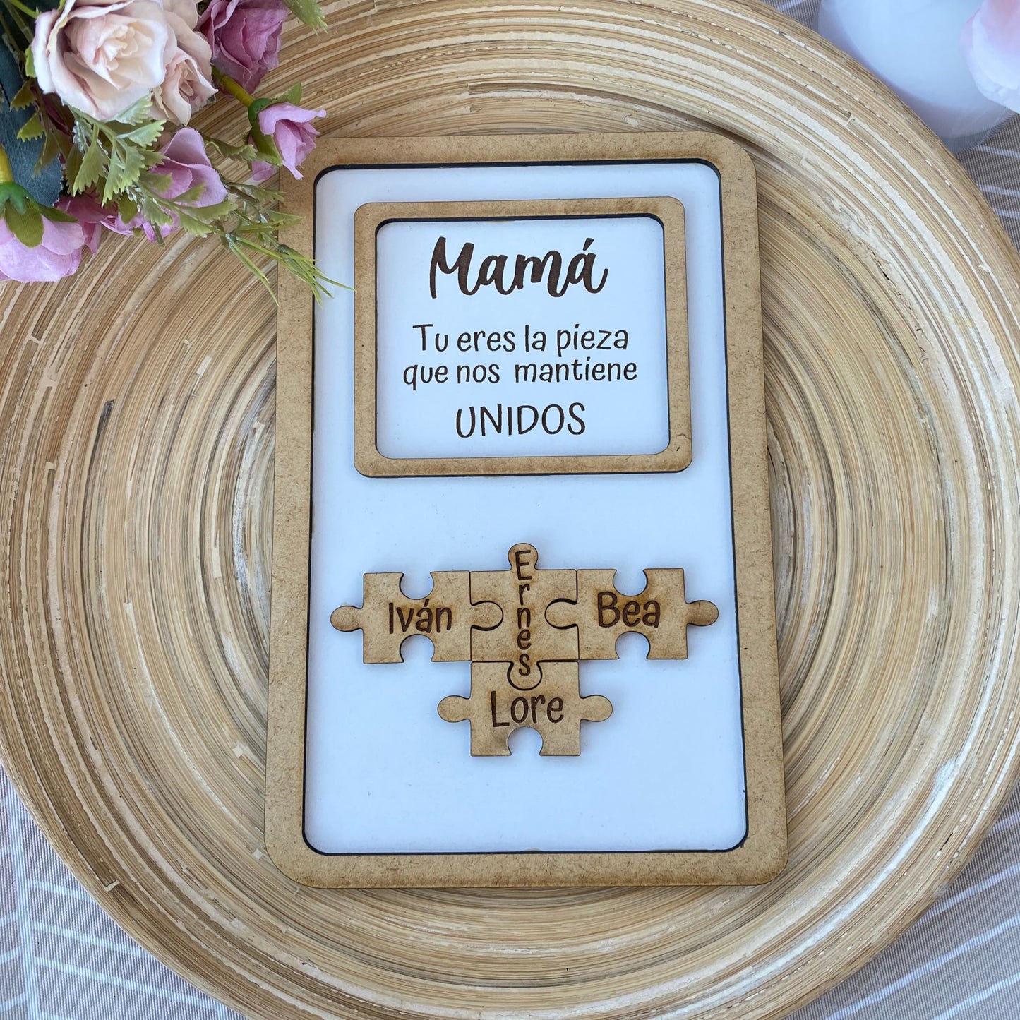 Cuadro de madera para regalar a mamá, con piezas de puzzle con el nombre de la familia.