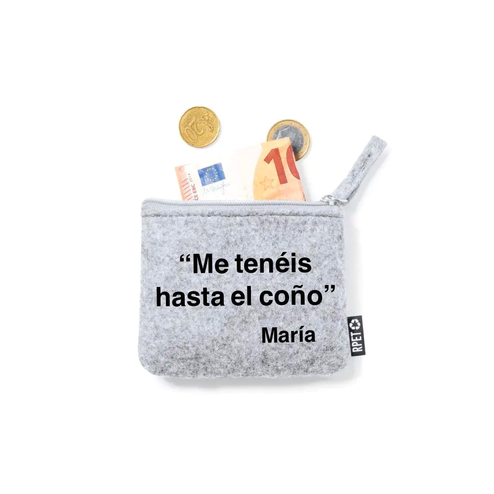 MONEDERO DE FIELTRO CLARO RECICLADO CON FRASE «ME TENÉIS HASTA EL COÑO» PERSONALIZADO CON TU NOMBRE