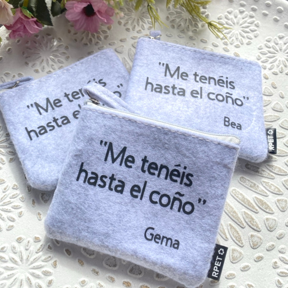 MONEDERO DE FIELTRO CLARO RECICLADO CON FRASE «ME TENÉIS HASTA EL COÑO» PERSONALIZADO CON TU NOMBRE