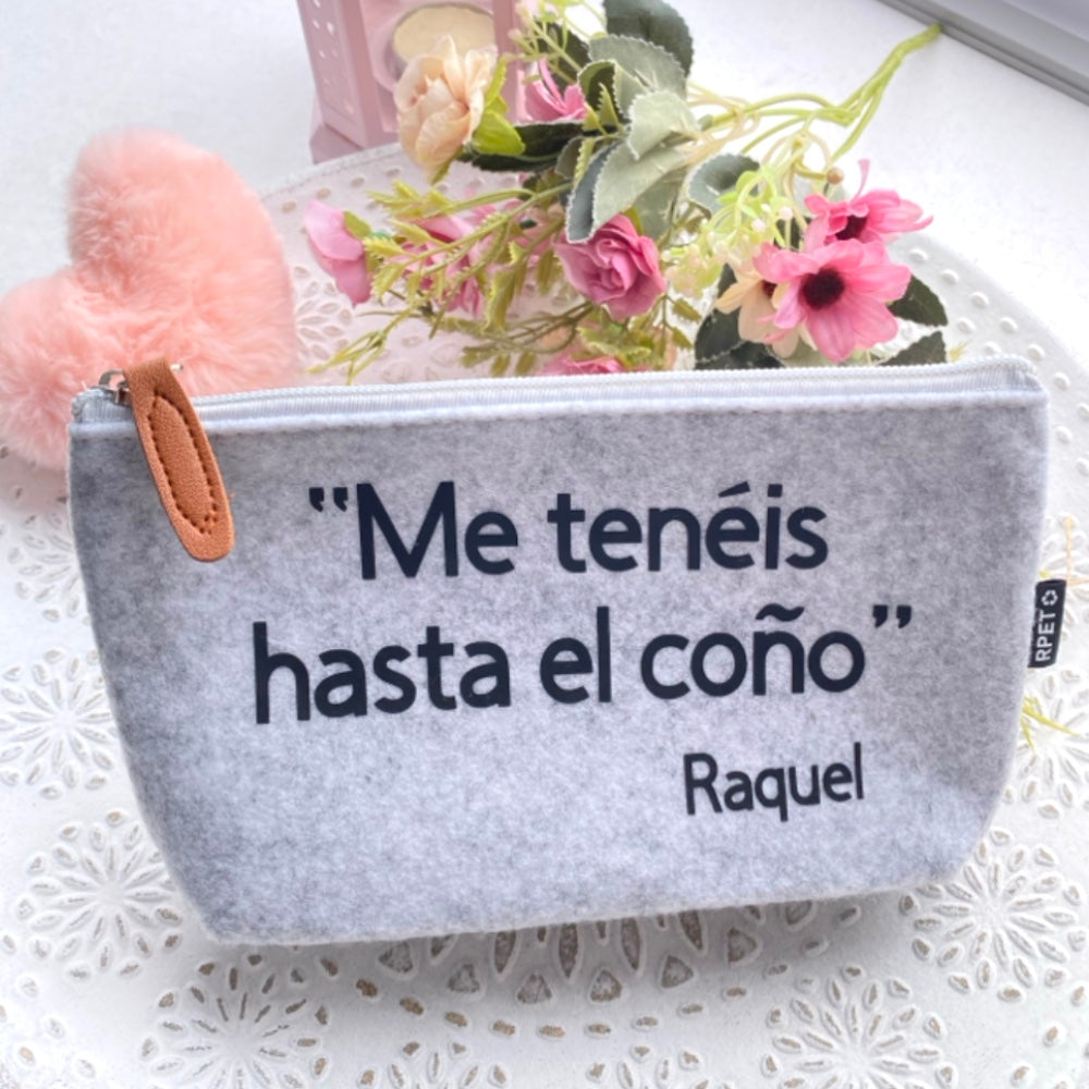 NECESER  DE FIELTRO RECICLADO CON FRASE «ME TENÉIS HASTA EL COÑO» PERSONALIZADO CON TU NOMBRE