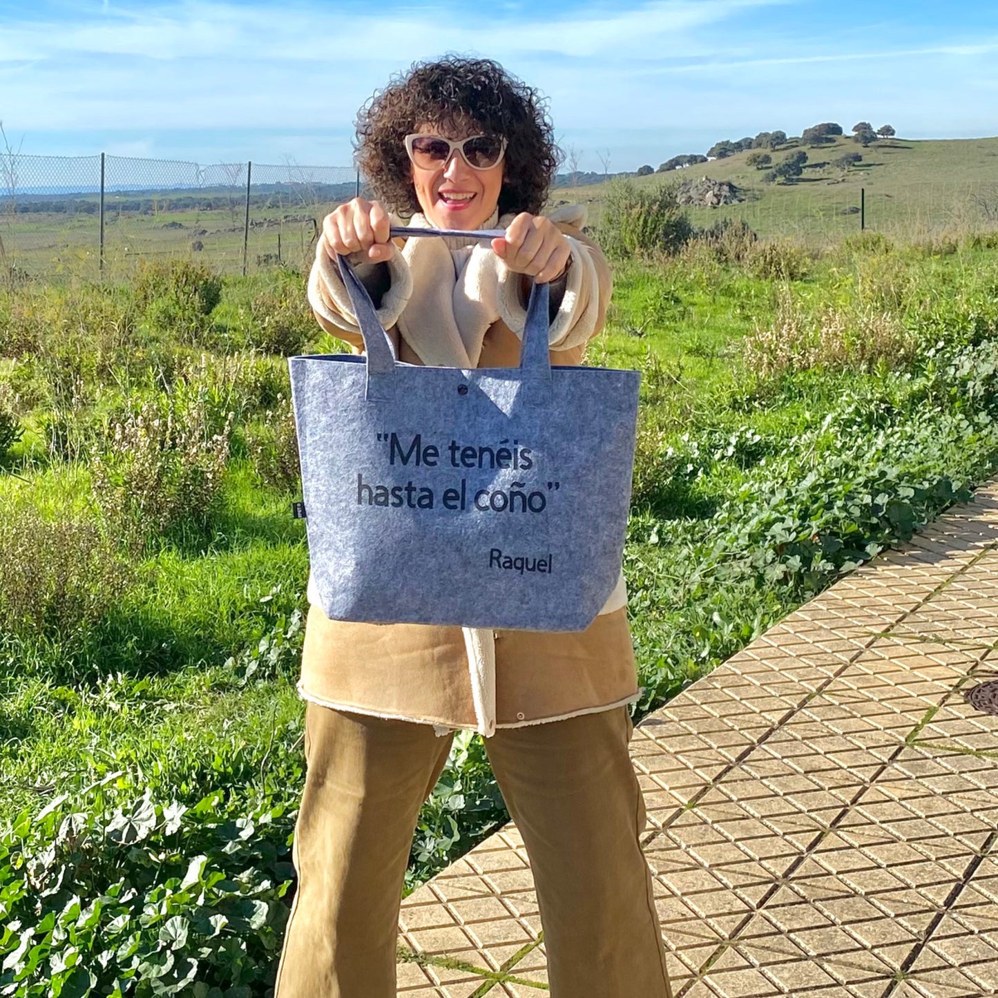 BOLSO DE FIELTRO RECICLADO CON FRASE «ME TENÉIS HASTA EL COÑO» y “POCO BEBO PA' LA VIDA QUE LLEVO PERSONALIZADO CON TU NOMBRE