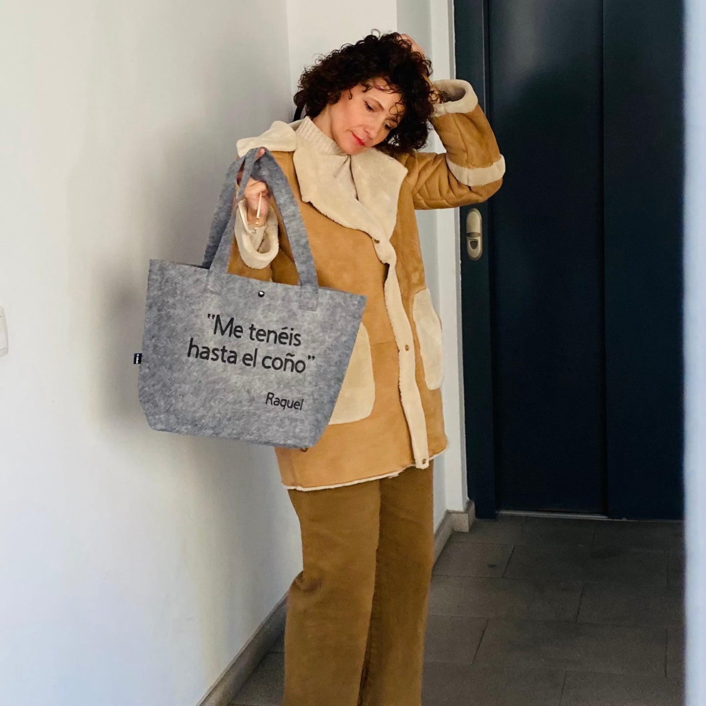 BOLSO DE FIELTRO RECICLADO CON FRASE «ME TENÉIS HASTA EL COÑO» y “POCO BEBO PA' LA VIDA QUE LLEVO PERSONALIZADO CON TU NOMBRE