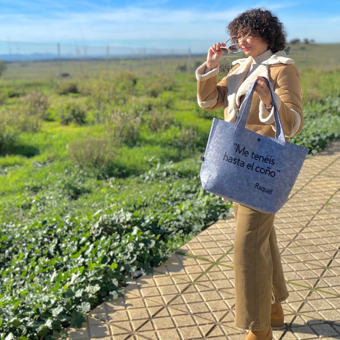 BOLSO DE FIELTRO RECICLADO CON FRASE «ME TENÉIS HASTA EL COÑO» y “POCO BEBO PA' LA VIDA QUE LLEVO PERSONALIZADO CON TU NOMBRE