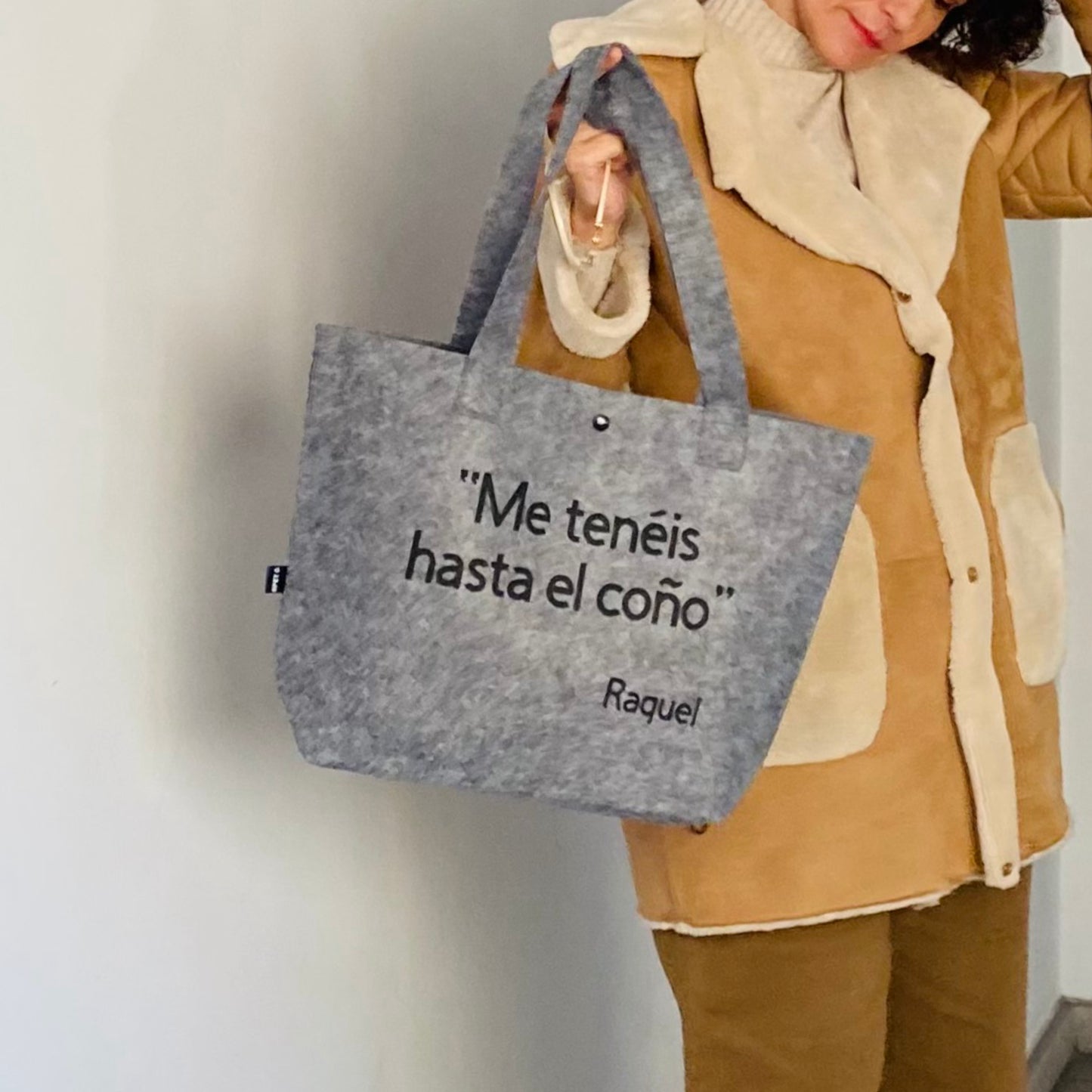 BOLSO DE FIELTRO RECICLADO CON FRASE «ME TENÉIS HASTA EL COÑO» y “POCO BEBO PA' LA VIDA QUE LLEVO PERSONALIZADO CON TU NOMBRE